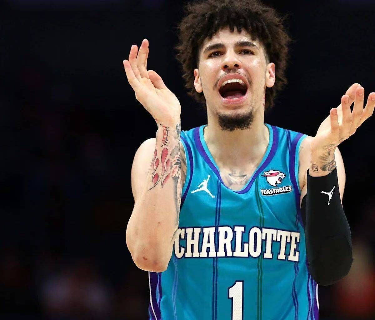 星空体育官方网站-失误大战！两队半场合计24次失误，黄蜂高达15次失误