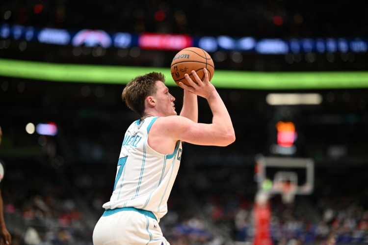 星空体育-从接球就被限制！4号秀克尼佩尔12中8拿到18分5板4助